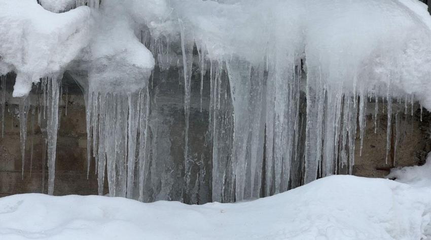 Hakkari Yüksekova'da kar yağışı ve dondurucu soğuklar 3 metrelik buz sarkıtları oluşturdu