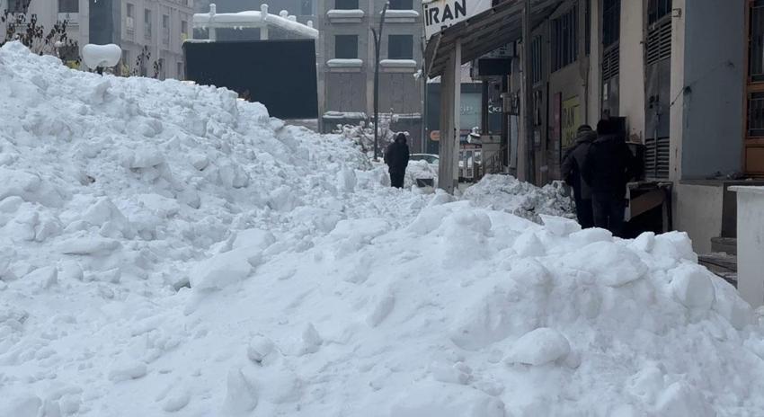 Hakkari Yüksekova'da kar yağışı ve dondurucu soğuklar 3 metrelik buz sarkıtları oluşturdu