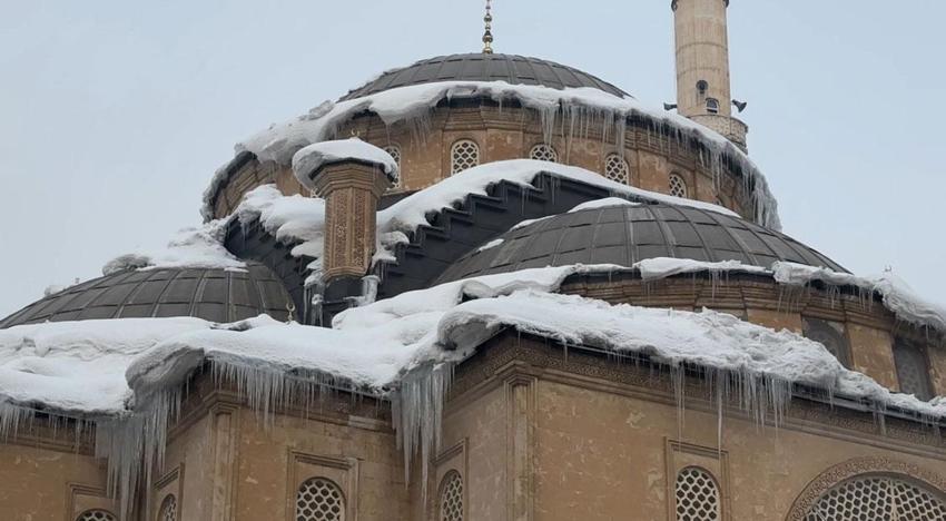 Hakkari Yüksekova'da kar yağışı ve dondurucu soğuklar 3 metrelik buz sarkıtları oluşturdu