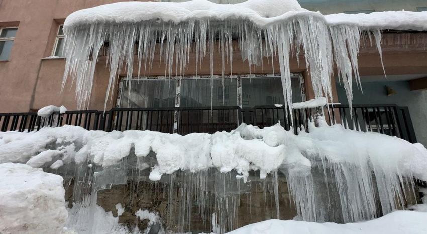 Hakkari Yüksekova'da kar yağışı ve dondurucu soğuklar 3 metrelik buz sarkıtları oluşturdu