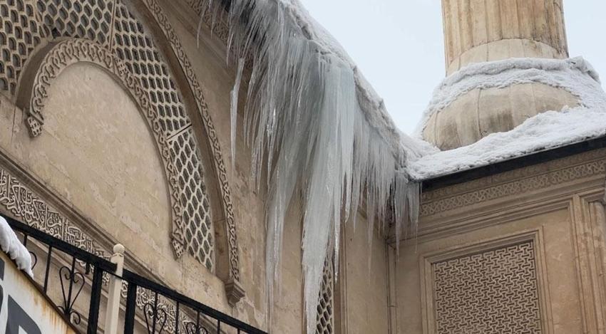 Hakkari Yüksekova'da kar yağışı ve dondurucu soğuklar 3 metrelik buz sarkıtları oluşturdu
