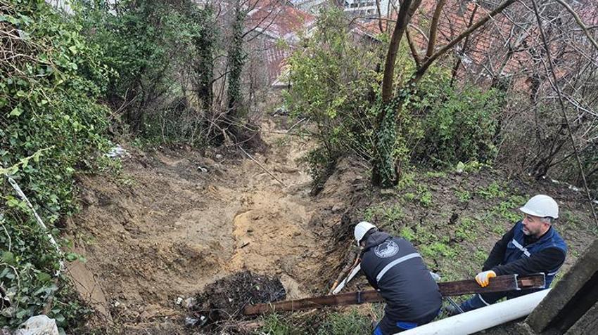 Zonguldak'ta heyelan meydana geldi! Elektrik direkleri devrildi