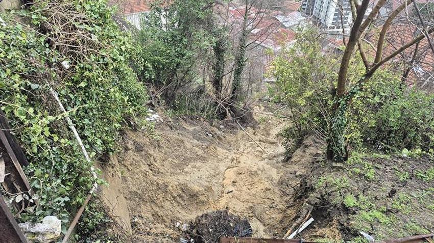 Zonguldak'ta heyelan meydana geldi! Elektrik direkleri devrildi