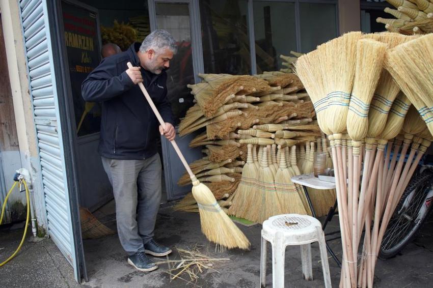 Sakarya'nın son ustalarından! Babadan öğrendiği yöntemle üretimi sürdürüyor: 150 liraya satıyor