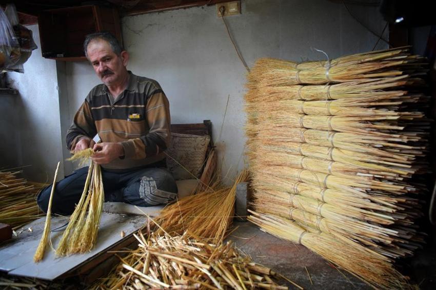 Sakarya'nın son ustalarından! Babadan öğrendiği yöntemle üretimi sürdürüyor: 150 liraya satıyor