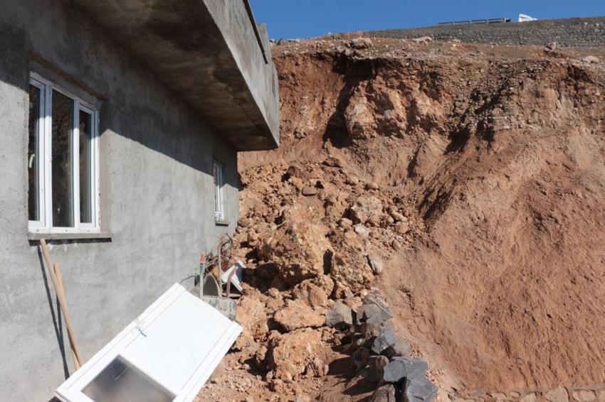 Evde otururken büyük şok yaşadılar! 'Deprem oluyor sandık, saniyelerle kurtulduk'