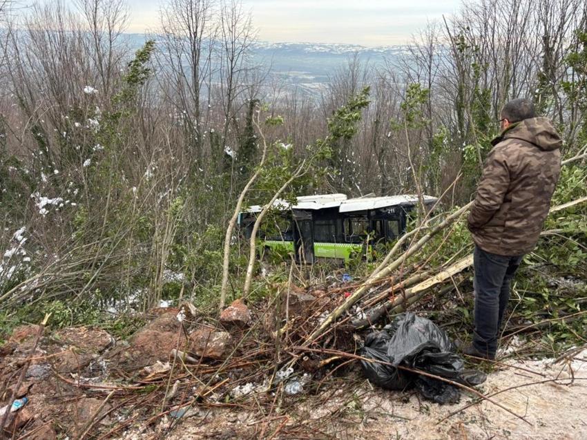 Kocaeli'de belediye otobüsü şarampole yuvarlandı! Çok sayıda yaralı var: Korku dolu dakikalar kamerada