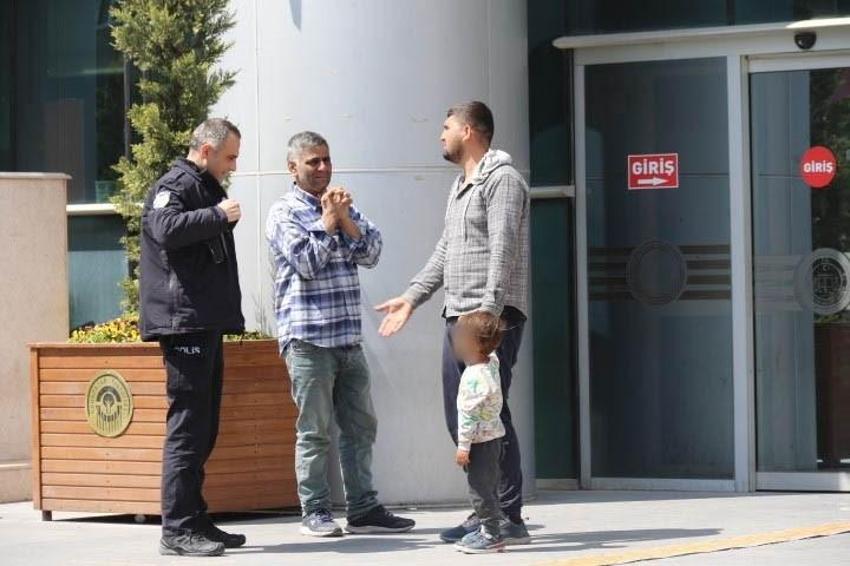 Çocuklarına alkol ve sigara verip fotoğraf çekti: Anneye ödül verildi!