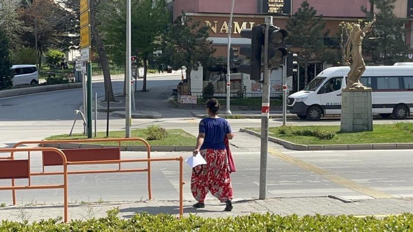 Çocuklarına alkol ve sigara verip fotoğraf çekti: Anneye ödül verildi!