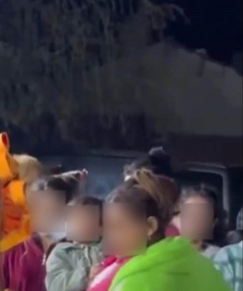 Çocuklarına alkol ve sigara verip fotoğraf çekti: Anneye ödül verildi!