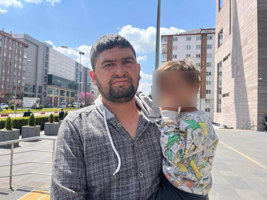 Çocuklarına alkol ve sigara verip fotoğraf çekti: Anneye ödül verildi!