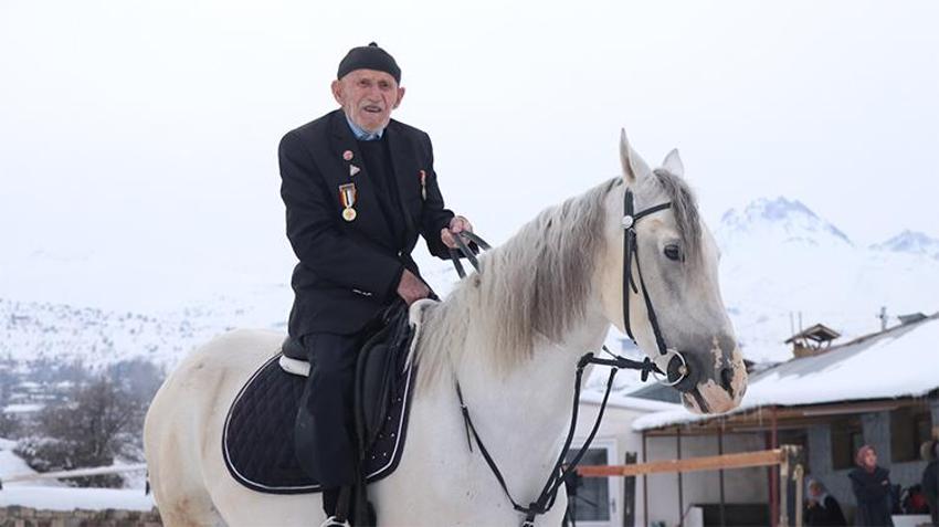 96 yaşında gençlere taş çıkarıyor! Kore Gazisi Şevki Kanak ata binmekten vazgeçemiyor