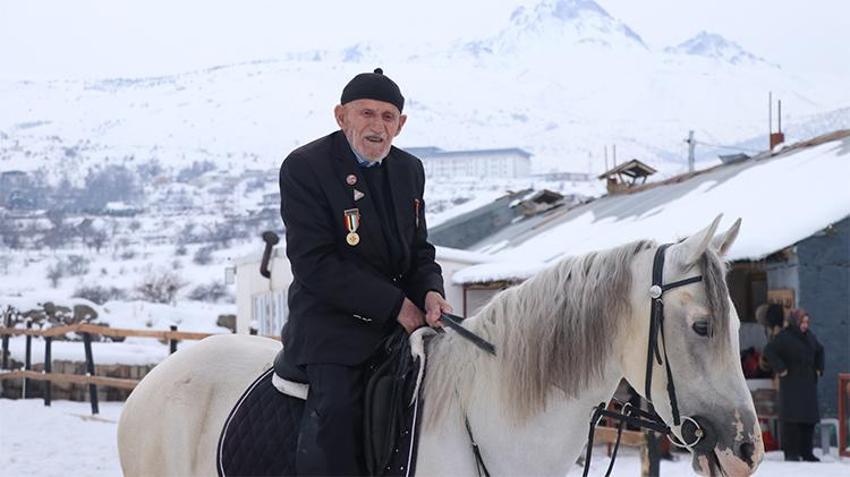 96 yaşında gençlere taş çıkarıyor! Kore Gazisi Şevki Kanak ata binmekten vazgeçemiyor