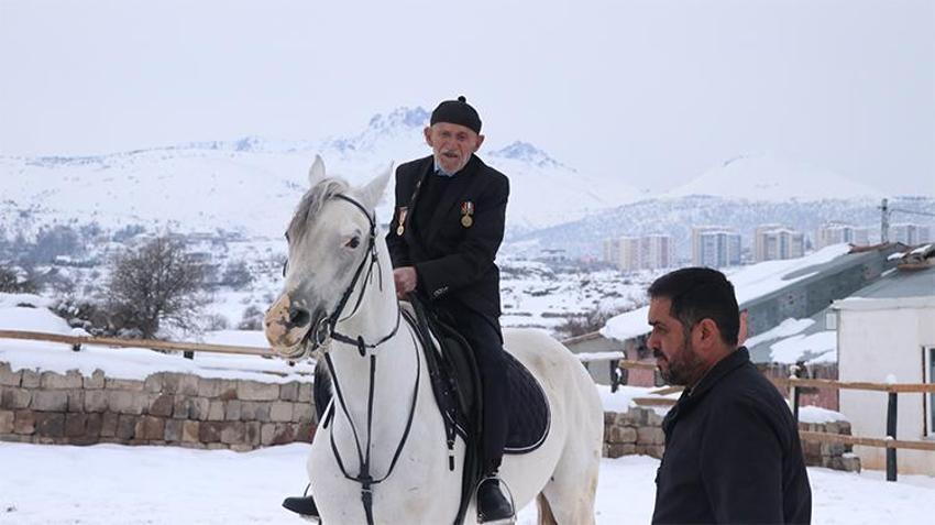 96 yaşında gençlere taş çıkarıyor! Kore Gazisi Şevki Kanak ata binmekten vazgeçemiyor