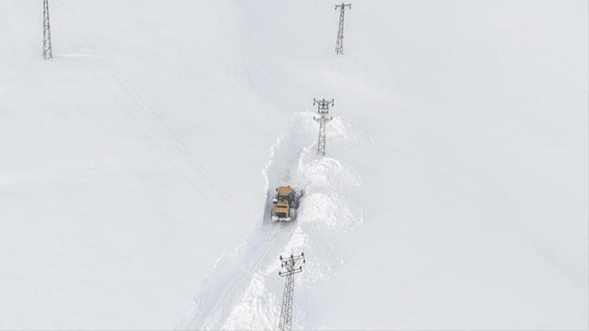 Hakkari Yüksekova 'Buz Devri'ni yaşıyor: Araçlara brandalı koruma, çatılarda dev sarkıtlar