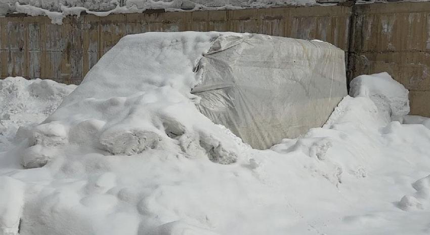 Hakkari Yüksekova 'Buz Devri'ni yaşıyor: Araçlara brandalı koruma, çatılarda dev sarkıtlar