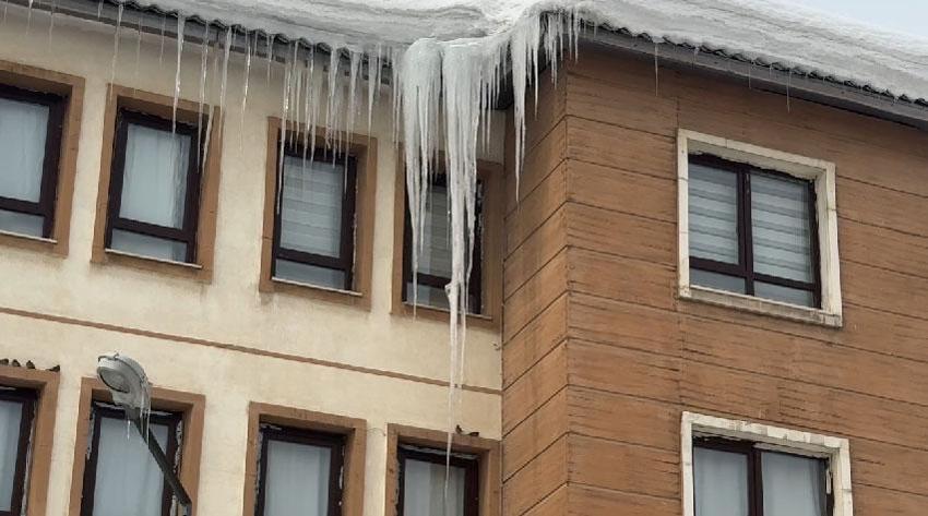 Hakkari Yüksekova 'Buz Devri'ni yaşıyor: Araçlara brandalı koruma, çatılarda dev sarkıtlar
