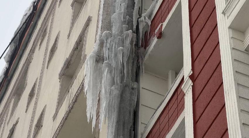 Hakkari Yüksekova 'Buz Devri'ni yaşıyor: Araçlara brandalı koruma, çatılarda dev sarkıtlar