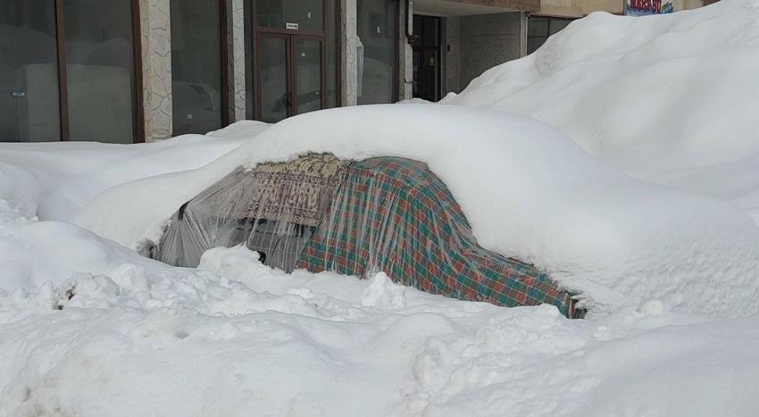 Hakkari Yüksekova 'Buz Devri'ni yaşıyor: Araçlara brandalı koruma, çatılarda dev sarkıtlar