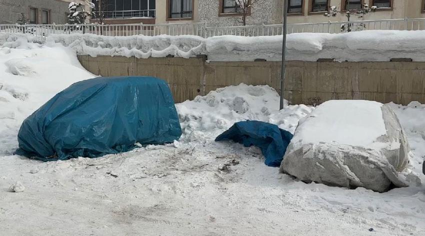 Hakkari Yüksekova 'Buz Devri'ni yaşıyor: Araçlara brandalı koruma, çatılarda dev sarkıtlar