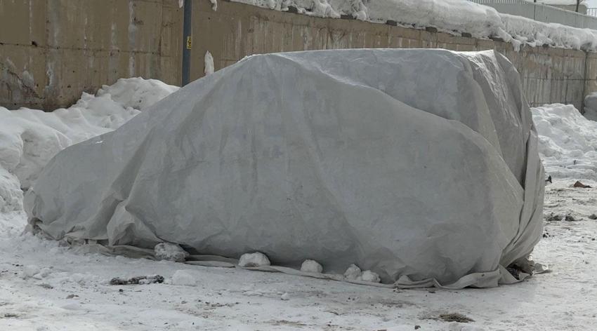 Hakkari Yüksekova 'Buz Devri'ni yaşıyor: Araçlara brandalı koruma, çatılarda dev sarkıtlar