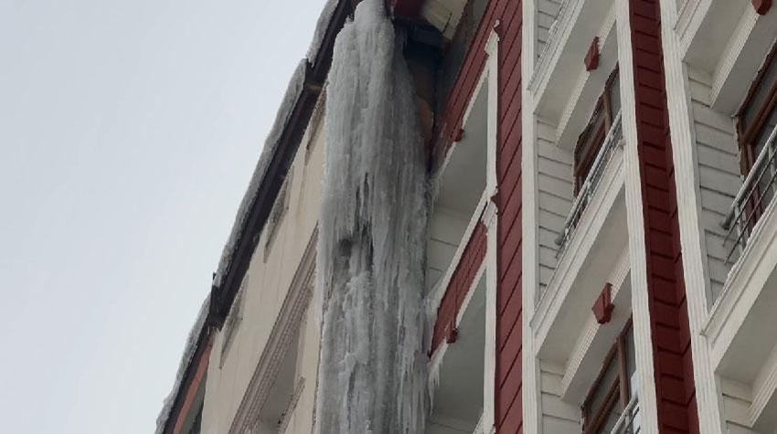 Hakkari Yüksekova 'Buz Devri'ni yaşıyor: Araçlara brandalı koruma, çatılarda dev sarkıtlar