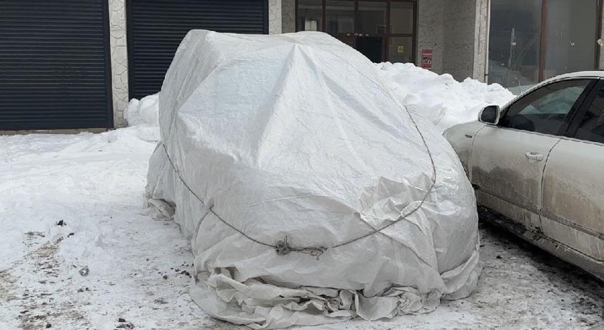 Hakkari Yüksekova 'Buz Devri'ni yaşıyor: Araçlara brandalı koruma, çatılarda dev sarkıtlar