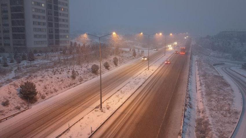 Ulaşımın kilit kavşağında kar yağışı etkili oldu! 43 ilin geçiş güzergahı Kırıkkale kısa sürede beyaza büründü