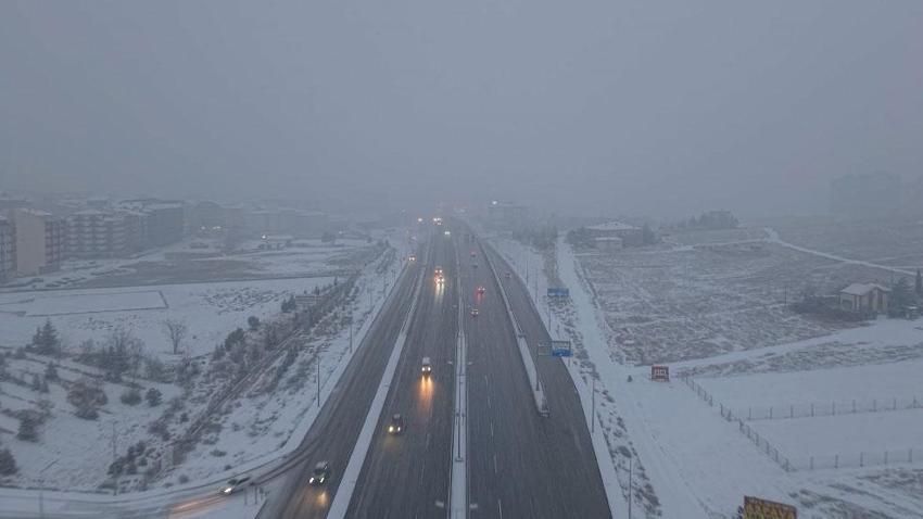 Ulaşımın kilit kavşağında kar yağışı etkili oldu! 43 ilin geçiş güzergahı Kırıkkale kısa sürede beyaza büründü