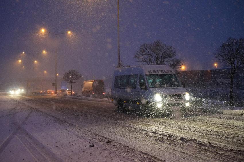 Ulaşımın kilit kavşağında kar yağışı etkili oldu! 43 ilin geçiş güzergahı Kırıkkale kısa sürede beyaza büründü