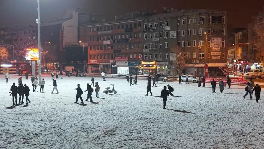 Ulaşımın kilit kavşağında kar yağışı etkili oldu! 43 ilin geçiş güzergahı Kırıkkale kısa sürede beyaza büründü
