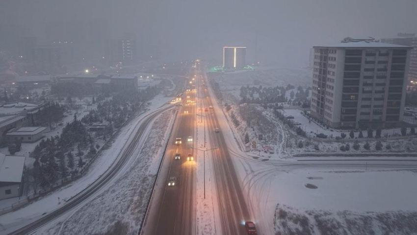 Ulaşımın kilit kavşağında kar yağışı etkili oldu! 43 ilin geçiş güzergahı Kırıkkale kısa sürede beyaza büründü