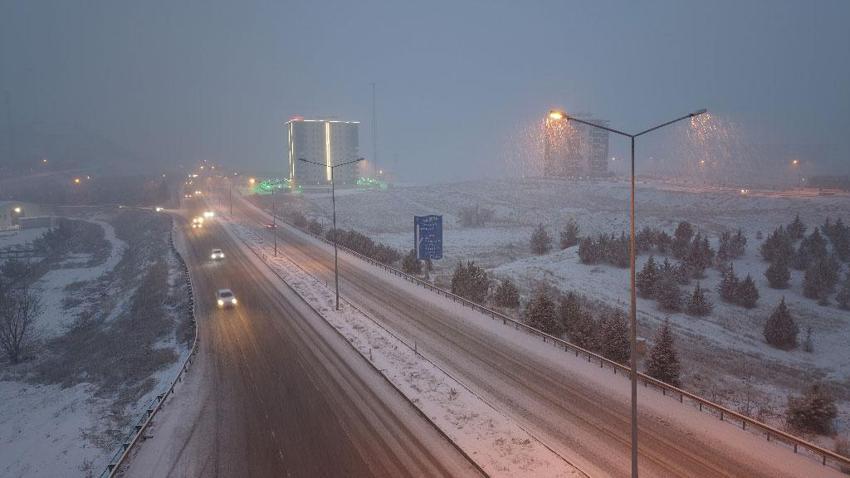 Ulaşımın kilit kavşağında kar yağışı etkili oldu! 43 ilin geçiş güzergahı Kırıkkale kısa sürede beyaza büründü