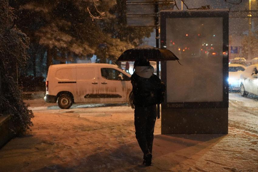 Ulaşımın kilit kavşağında kar yağışı etkili oldu! 43 ilin geçiş güzergahı Kırıkkale kısa sürede beyaza büründü