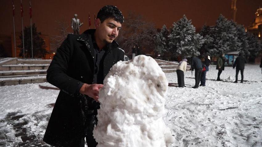Ulaşımın kilit kavşağında kar yağışı etkili oldu! 43 ilin geçiş güzergahı Kırıkkale kısa sürede beyaza büründü