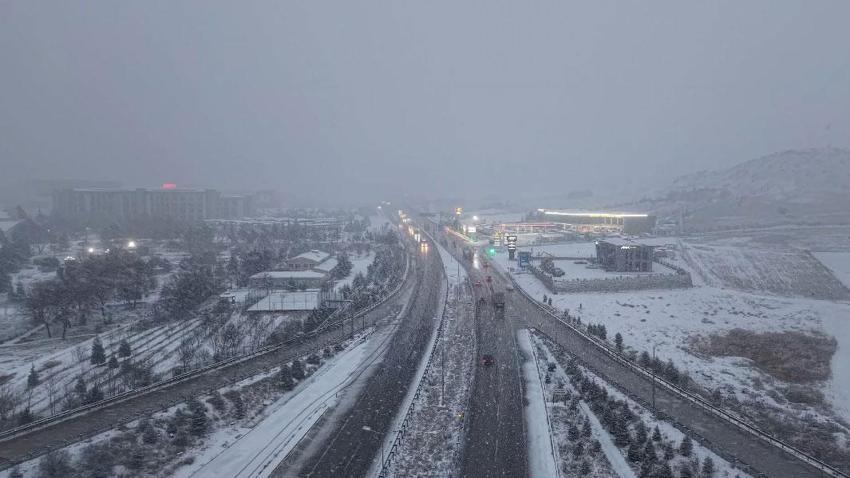 Ulaşımın kilit kavşağında kar yağışı etkili oldu! 43 ilin geçiş güzergahı Kırıkkale kısa sürede beyaza büründü