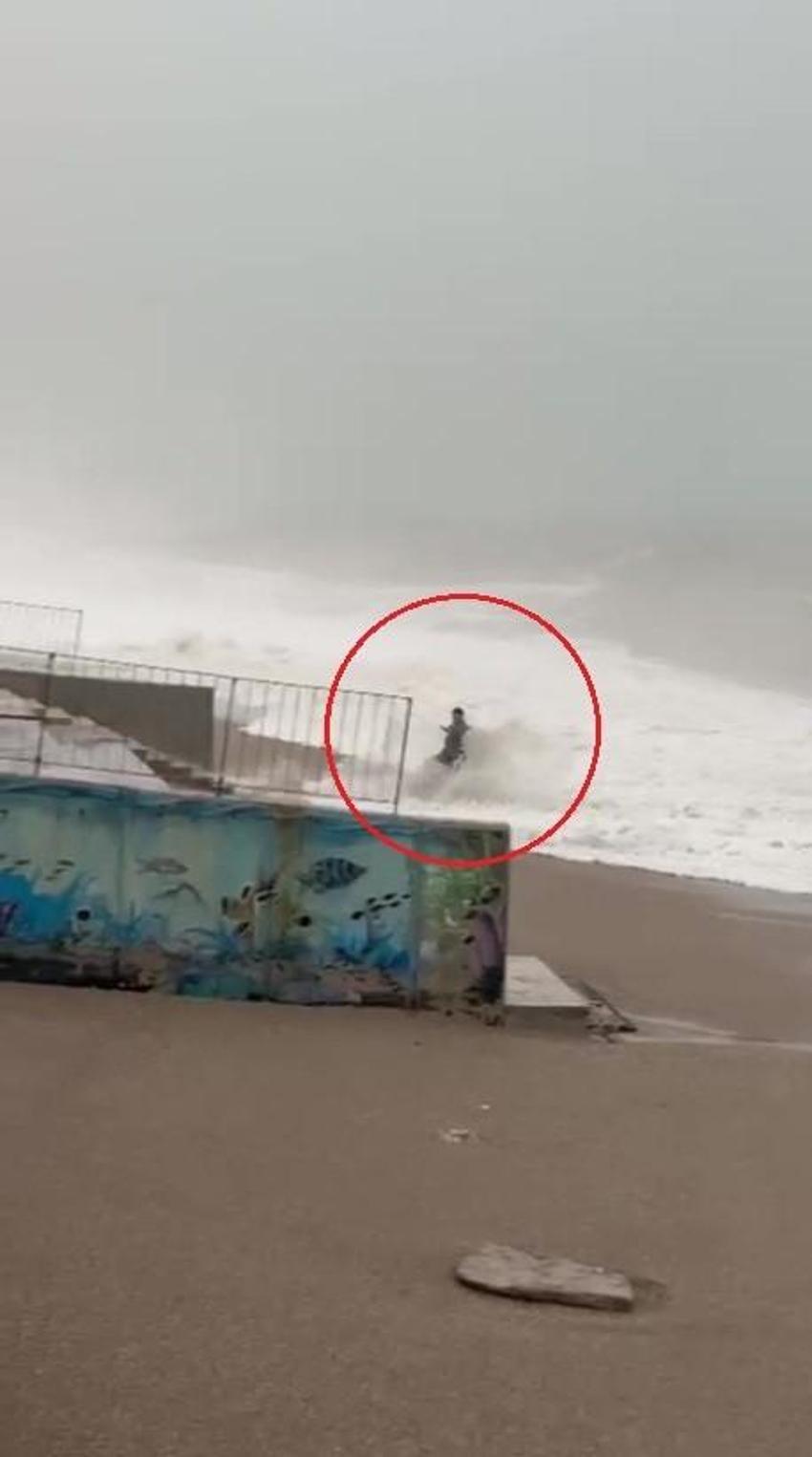 Ölümün kıyısından son anda kurtuldu! Dev dalgaların arasında kalmaktan böyle kurtuldu