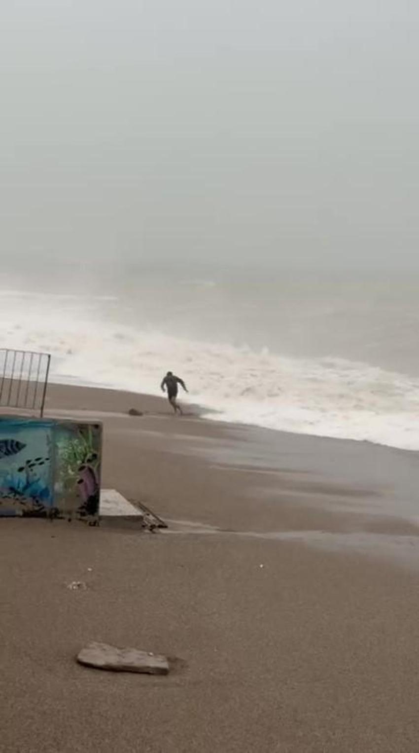 Ölümün kıyısından son anda kurtuldu! Dev dalgaların arasında kalmaktan böyle kurtuldu