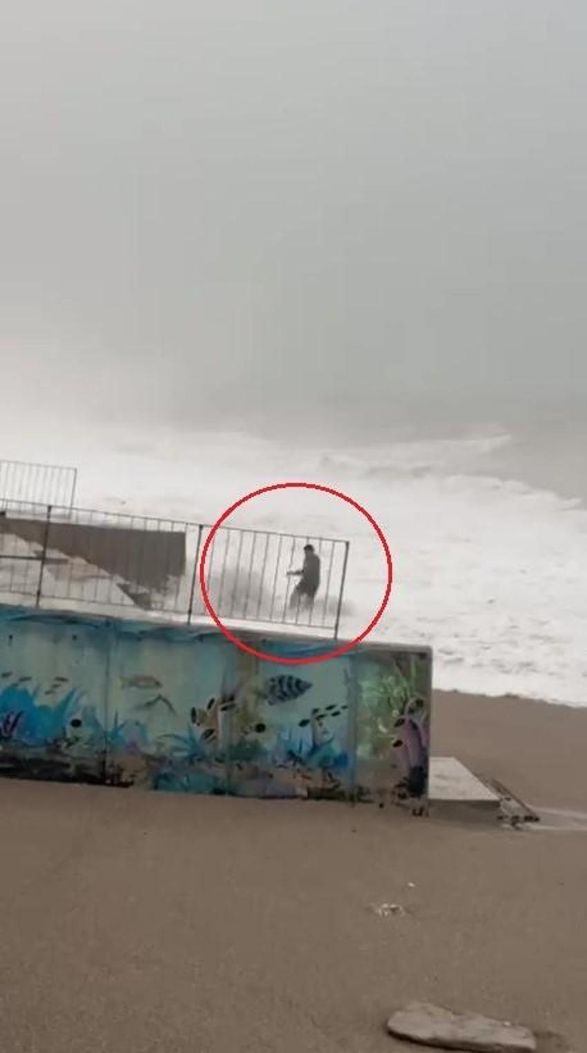 Ölümün kıyısından son anda kurtuldu! Dev dalgaların arasında kalmaktan böyle kurtuldu