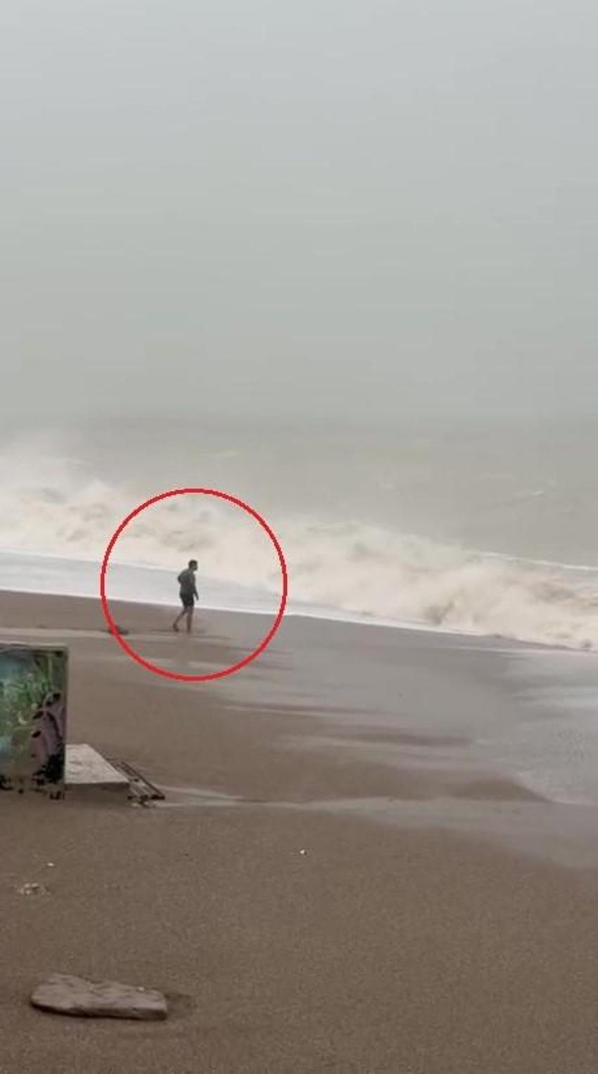 Ölümün kıyısından son anda kurtuldu! Dev dalgaların arasında kalmaktan böyle kurtuldu