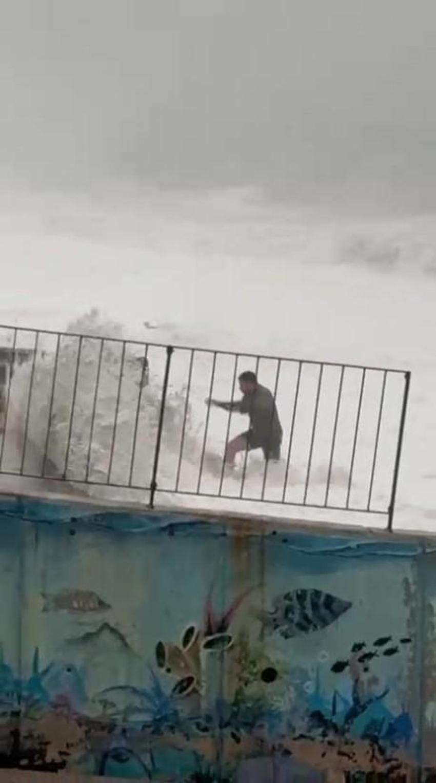 Ölümün kıyısından son anda kurtuldu! Dev dalgaların arasında kalmaktan böyle kurtuldu