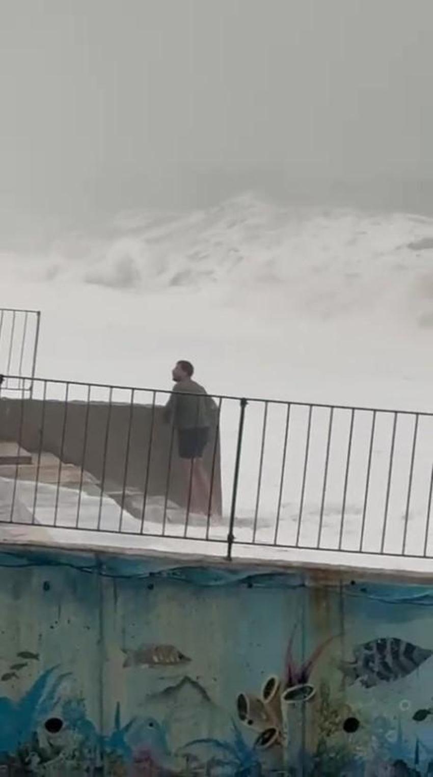 Ölümün kıyısından son anda kurtuldu! Dev dalgaların arasında kalmaktan böyle kurtuldu