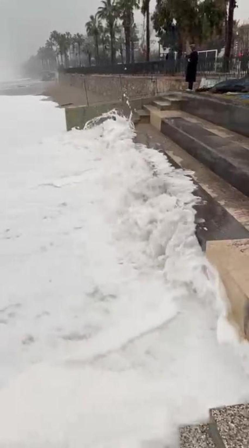 Ölümün kıyısından son anda kurtuldu! Dev dalgaların arasında kalmaktan böyle kurtuldu