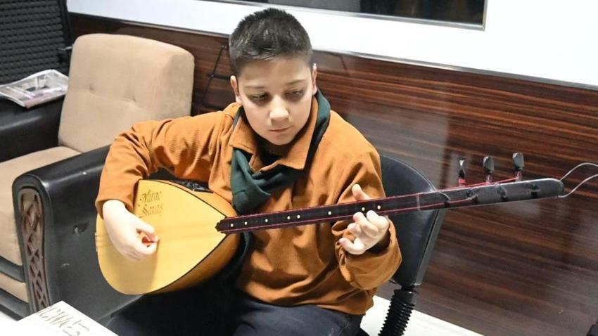 Annesinin çocukluk hayalini gerçeğe dönüştürdü! Şimdi oğlu çalıyor, annesi söylüyor