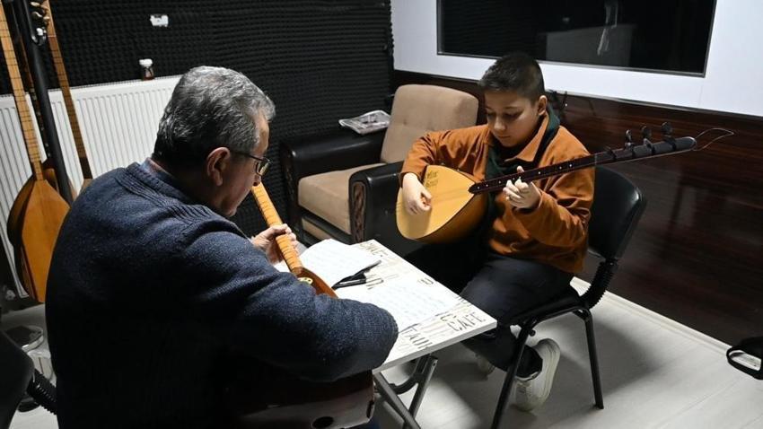 Annesinin çocukluk hayalini gerçeğe dönüştürdü! Şimdi oğlu çalıyor, annesi söylüyor