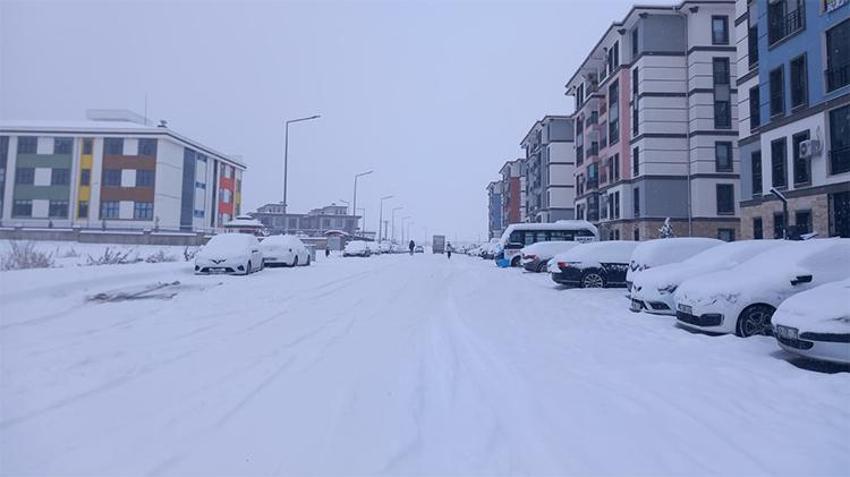 Lapa lapa kar yağdı, kentte hayat durdu! Ulaşım aksadı, uçak seferleri iptal edildi... MGM'den yeni uyarı geldi