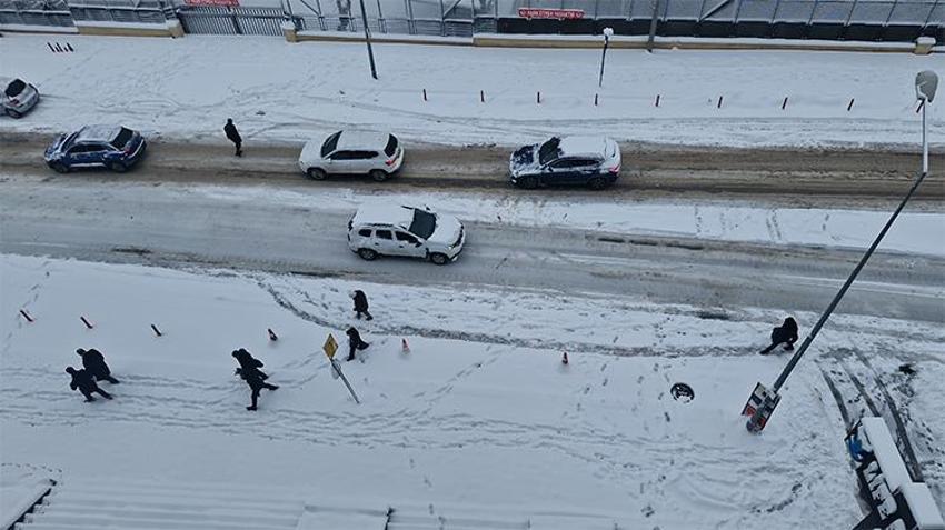 Lapa lapa kar yağdı, kentte hayat durdu! Ulaşım aksadı, uçak seferleri iptal edildi... MGM'den yeni uyarı geldi