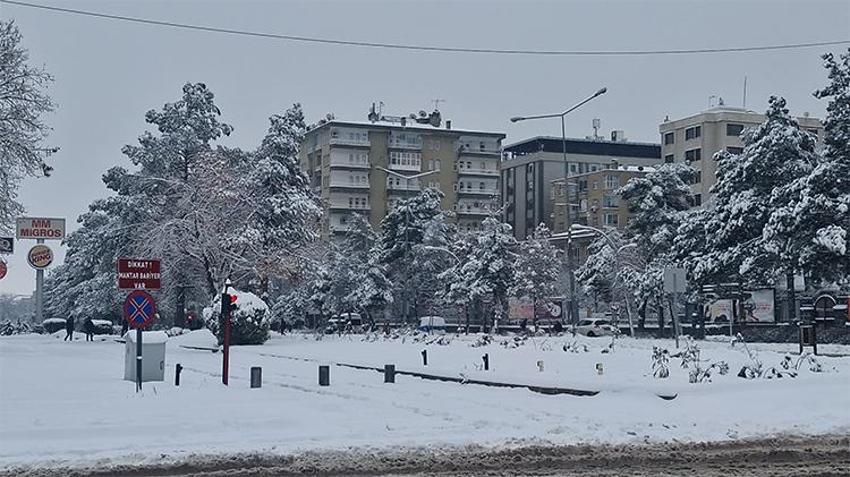 Lapa lapa kar yağdı, kentte hayat durdu! Ulaşım aksadı, uçak seferleri iptal edildi... MGM'den yeni uyarı geldi
