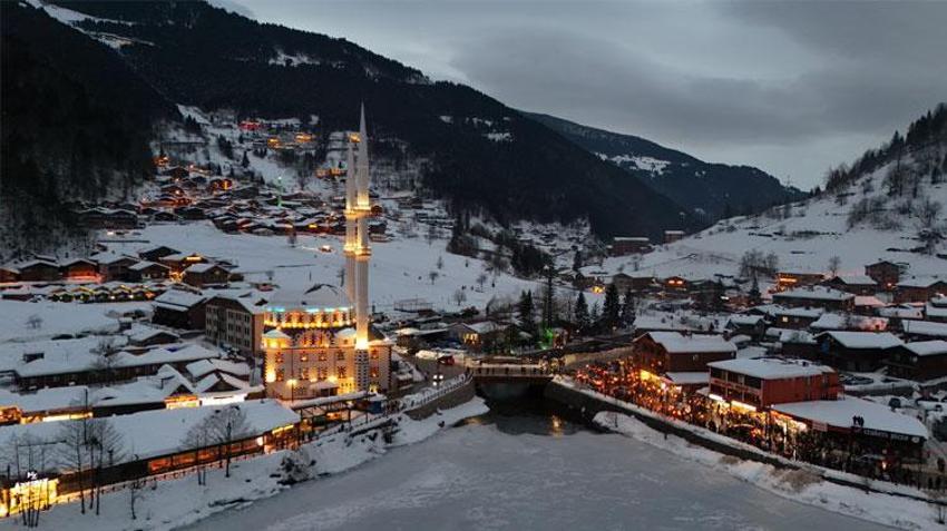 Trabzon’un turizm cenneti Uzungöl'de kış festivaline 'Kalandar' geleneğiyle start verildi