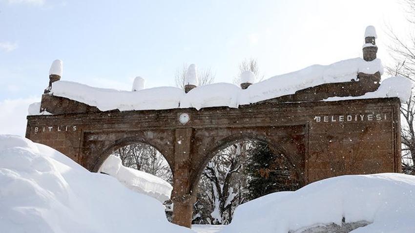Bitlis'te böylesi görülmedi! Evlerde mahsur kaldılar, kar yağışı araçları kaybetti